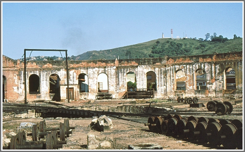 Ausbesserungswerk Sao Joao del Rei. Runddepot ohne Dach mit mittiger Drehscheibe. (Archiv 03/1979)