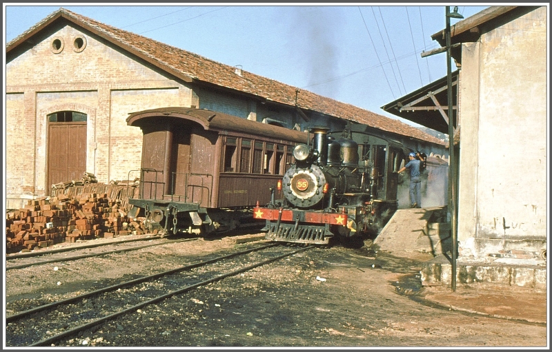 Ausbesserungswerk Sao Joao del Rei. Lok 55 und einer dieser hlzernen Personenwagen. (Archiv 03/1979)