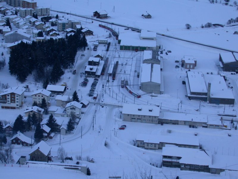 Ausblick aus dem talwrtsfahrenden Zug vom Oberalppass auf die Gleisanlagen des Bahnhofs Andermatt. Auf Gleis 1 wartet der Gegenzug nach Disentis, auf Gleis 3 jener nach Gschenen und auf Gleis 2 folgt unser Zug nach Brig. (14.01.2005)