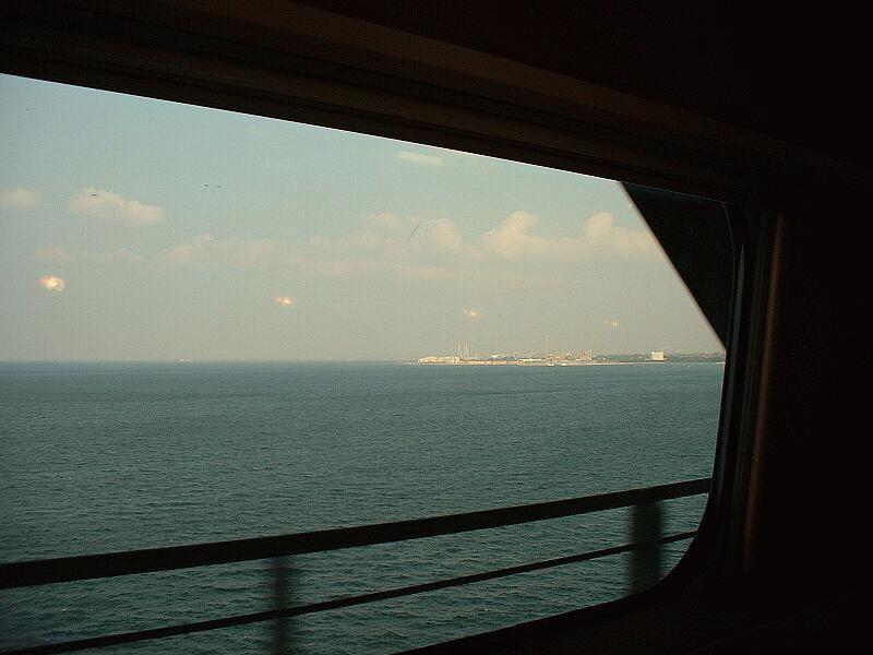 Ausblick vom Linx X2K 2038 am 09.09.2002 von der resundbrcke zwischen Malm und Kopenhagen, im Hintergrund das schwedische Ufer.