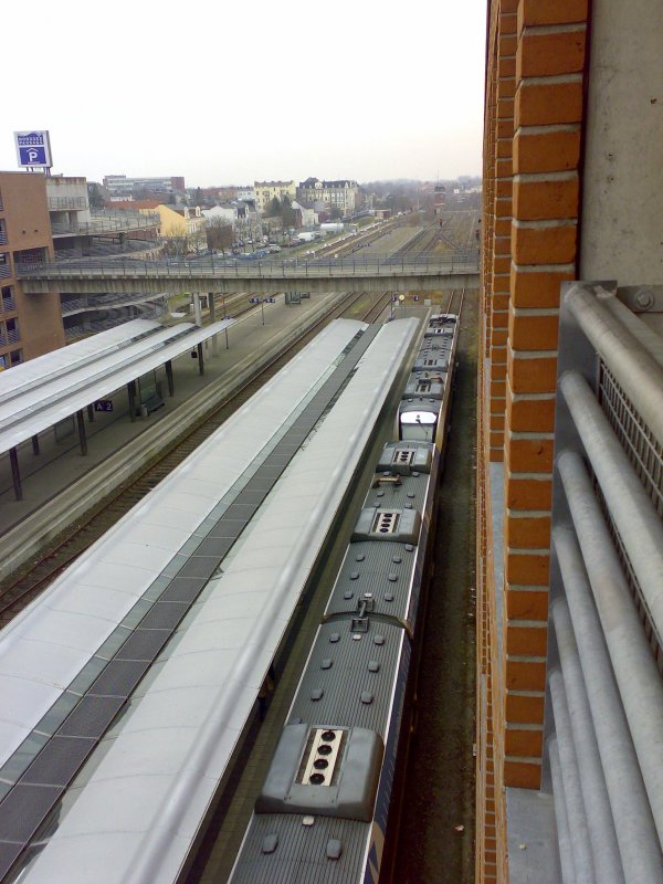 Ausblick ber die Bahnsteige zur Ausfahrt des Bahnhofes.
