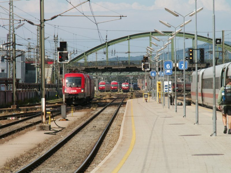 Ausblick Wien West Gleis 6, Lokzug 1016 & Br 101, Wendezug, Wieselzug, ICE sichtbar, 10.7.2006