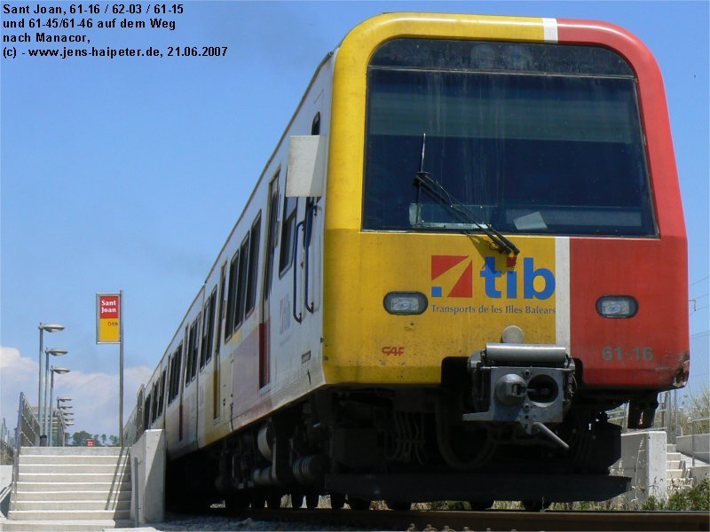 Ausfahrende Doppelgarnitur in Sant Joan bestehend aus 61-16/62-03/61-15 und 61-46/61-45 nach Manacor. Alle Triebwagenzge sind so gebildet, das die jeweils ungerade laufende Nummer in Richtung Palma zeigt. Foto: 21.06.2007