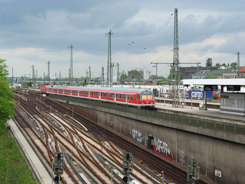 Ausfahrende RB 21172 nach Itzehoe; Hamburg-Altona, 13.05.2007
