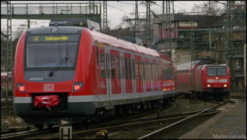 Ausfahrender 422 023 als S7 nach Solingen Hbf neben Einfahrender 146 in D�sseldorf 15.3.2009