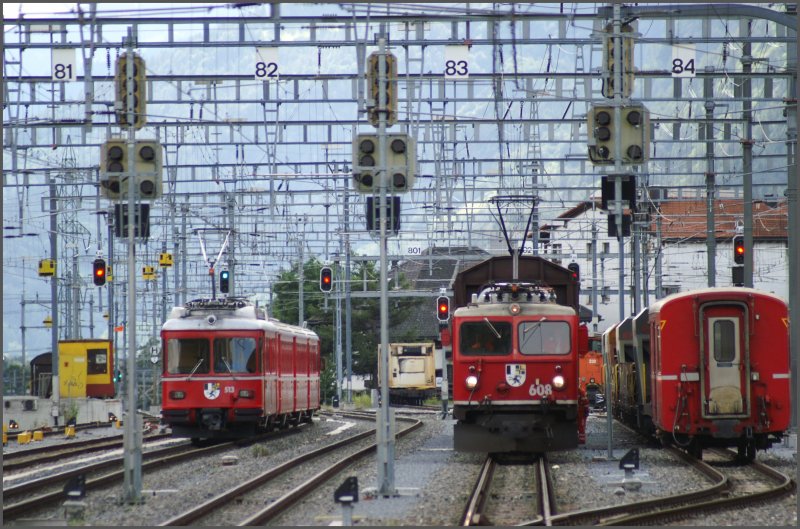 Ausfahrender Be 4/4 513 und einfahrender Rollschemelzug mit Ge 4/4 I  Madrisa  in Chur. (04.07.2007)