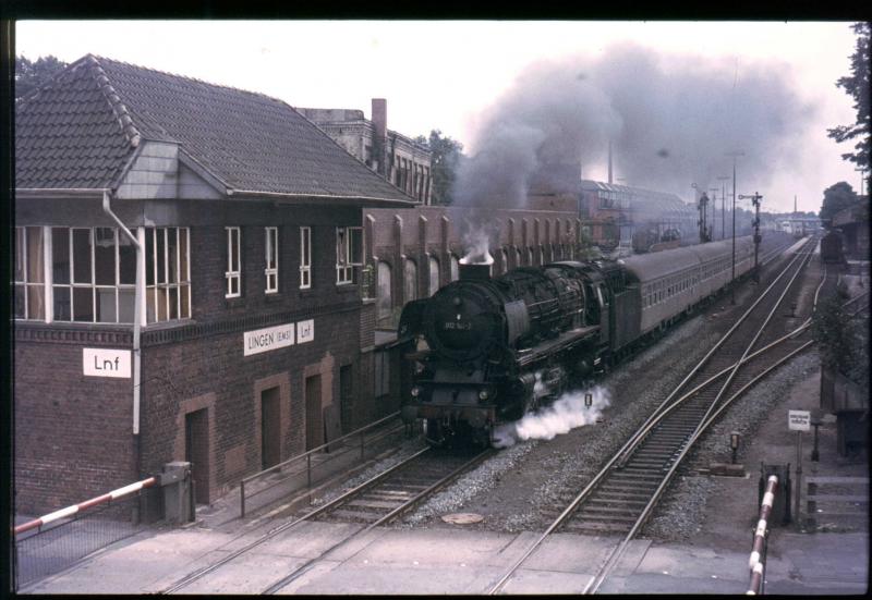 Ausfahrender D-Zug mit 01 aus Lingen man beachte die Einsparung am Dach des Stellwerks diese ist eingerichtet damit der Schrankenbaum im Ruhezustand seinen Platz hat (Foto 1969)