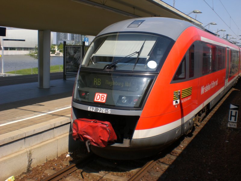 Ausfahrender Desiro der Elbe-Saale Bahn nach Magdeburg. Wolfsburg Gleis 3, 31.7.2008