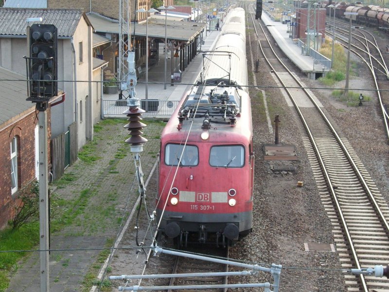 Ausfahrender EC 378 Wien-Binz mit der 115 307 beim Verlassen am Abend von Bergen/Rgen.