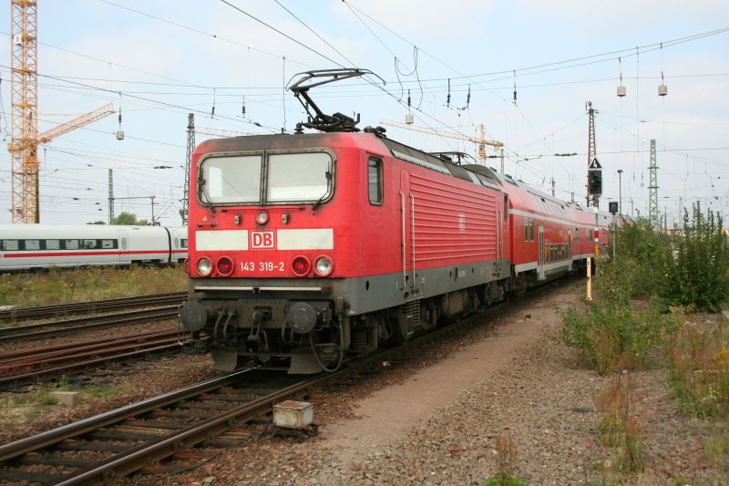 Ausfahrender RE nach Halle mit 143 319-2 am 12.9.2008 im Leipziger Hbf.