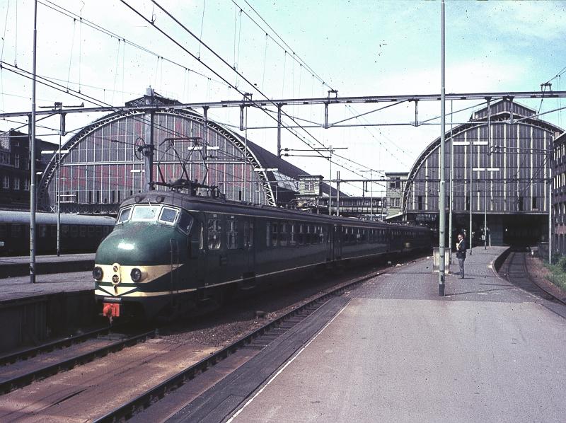 Ausfahrender Triebzug genannt Hundekopf