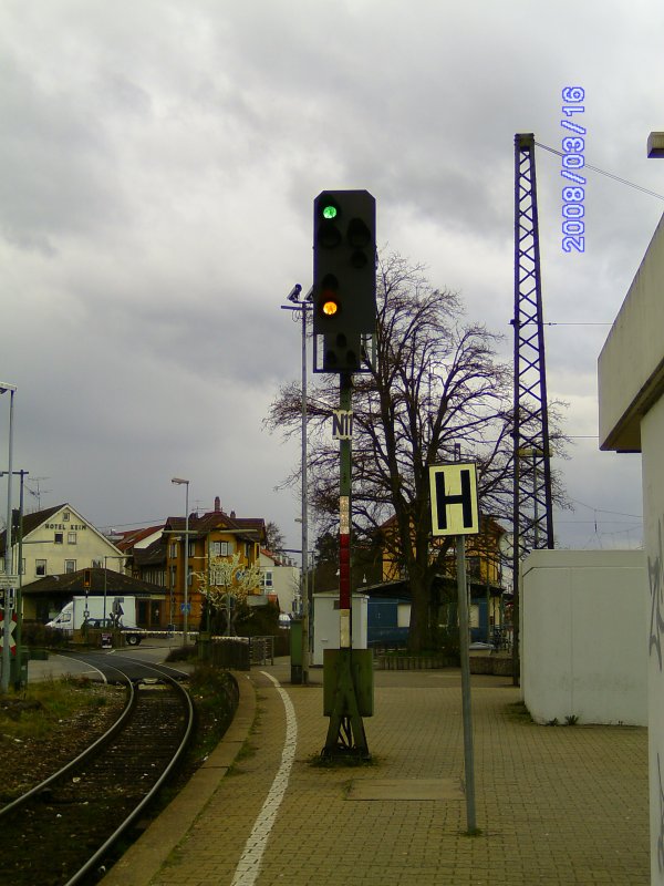 Ausfahrsignal am 16.3.2008 in Richtung Kirchheim also auf die Teckbahn im Bahnhof Wendlingen, das Langsamfahrt anzeigt.