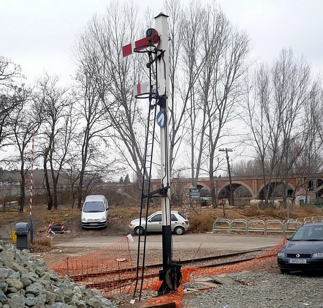 Ausfahrsignal aus der Steinzeit der Eisenbahn am 02.12.2007 in Teruel. Ich frage mich, wieso ein 2-Flgel-Signal als Ausfahrsignal ?