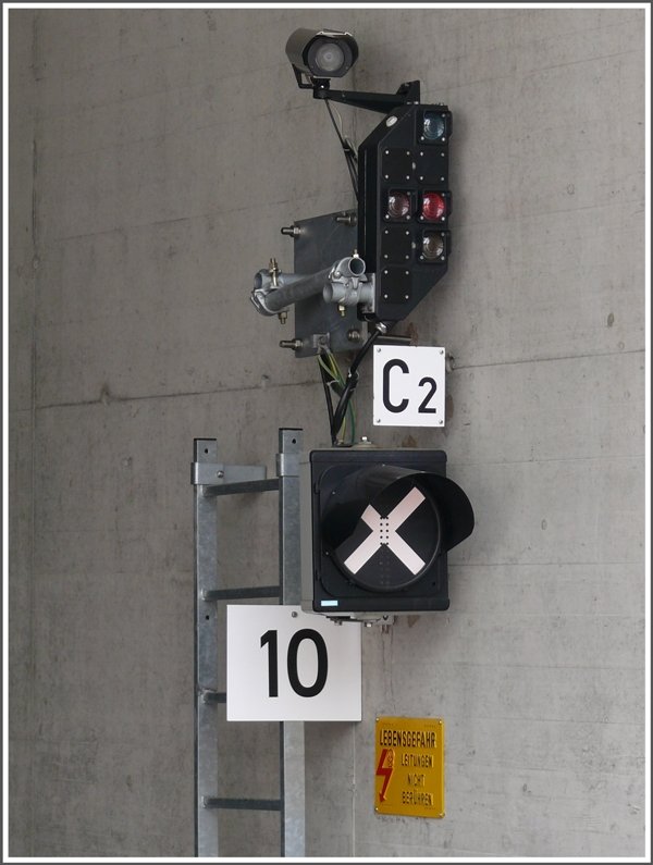 Ausfahrsignal der MGB auf dem Oberalppass Richtung Tschamutt-Selva. Die 10 signalisiert die Einfahrgeschwindigkeit in den Zahnstangenbereich.(03.06.2008)