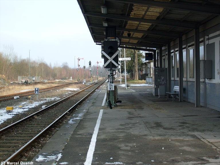 Ausfahrsignal N1 in Ottbergen,da es unter dem Bahnsteigdach steht, ist es Zwergbauweise.