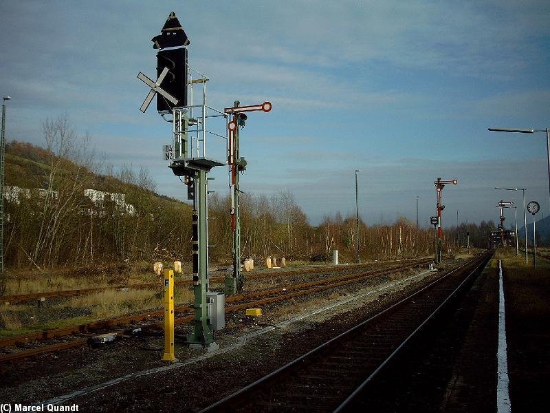 Ausfahrsignal N2 mit Auslegemast.Die Kabel sind schon angeschlossen.
