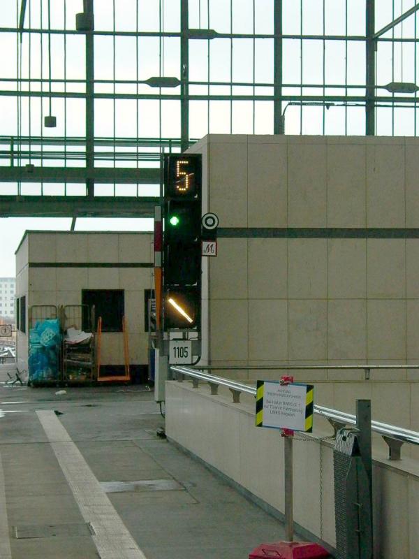 Ausfahrsignal der S-Bahn in Berlin-Ostbahnhof in Richtung Warschauer Strae. Die Ausfahrt erfolgte whrend der Bauarbeiten in Warschauer Strae mit Linksfahrtauftragsignal (Zs 7 der DV 301) auf das Gegengleis, um den fr diese Fahrtrichtung im Regelbetrieb nicht vorgesehenen Bahnsteig in Warschauer Strae erreichen zu knnen. Aufschrift des Schildes im Vordergrund: ?ACHTUNG TRIEBFAHRZEUGFHRER! Bei Halt in BWRS Gl. 1 nur Tren in Fahrtrichtung LINKS freigeben.? (16.01.2005)