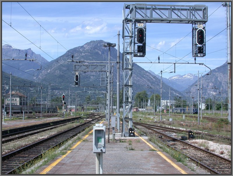 Ausfahrsignale Richtung Simplon (Schweiz) in Domodossola. Im Hintergrund zwei Re 465 der BLS. (23.06.2007)
