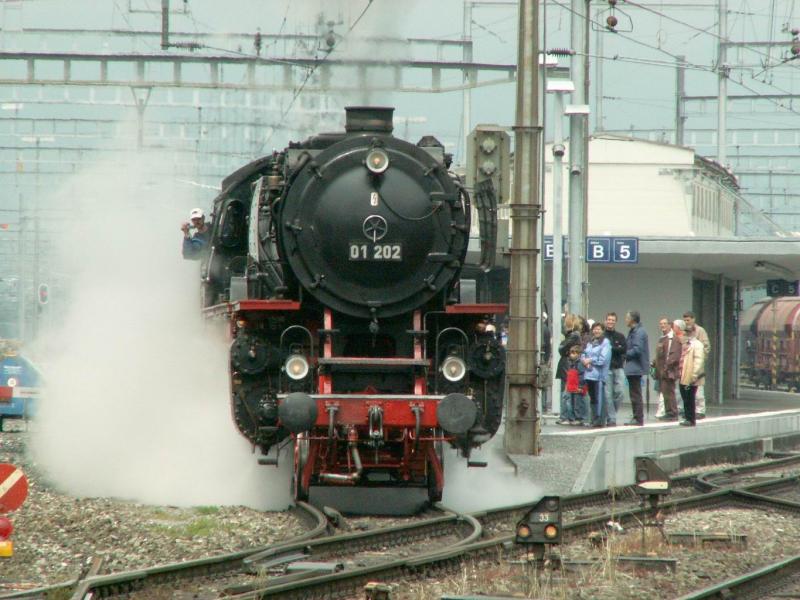 Ausfahrt der 01 202 aus dem Bhf.Buchs/SG nach Sargans.Buchs 04.06.06