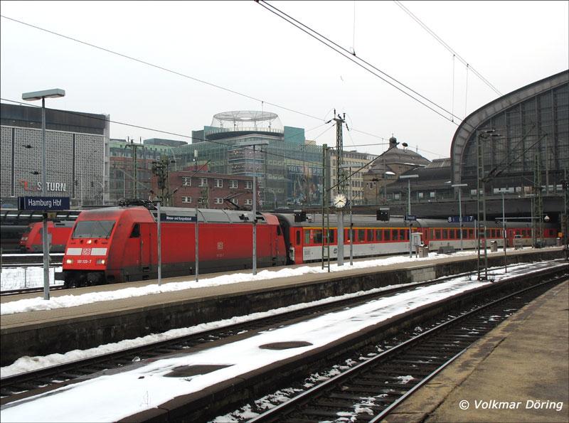 Ausfahrt 101 133 mit CD-Wagen als EC 179 nach Praha (Prag) - Hamburg Hbf, 18.03.2006

