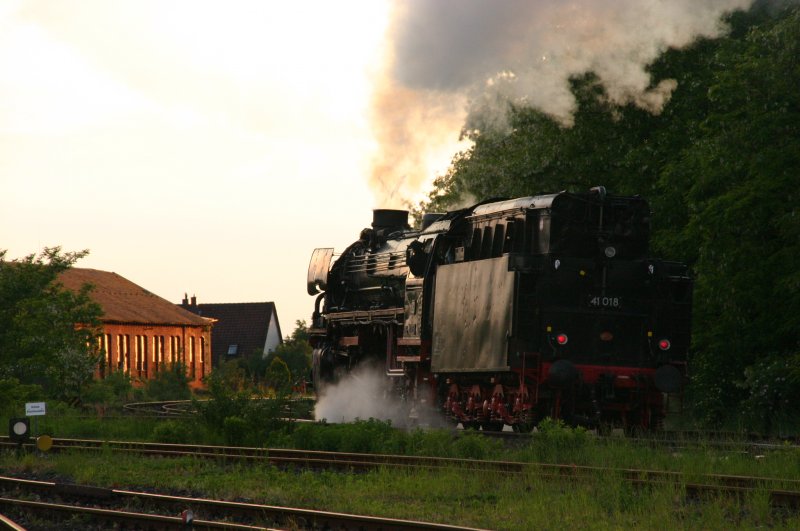Ausfahrt der 41 018 als Lz aus Hersbruck r. d. Pegnitz am 17.5.2007 nach dem sie den IGE Sonderzug aus Richtung Kulmbach gebracht hat fhrt sie nun Lz zurck in den Bahnpark nach Augsburg