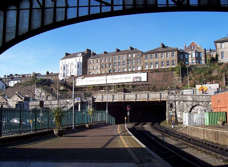 Ausfahrt aus der Bahnhofshalle Cork in Richtung Dublin, aufgenommen am 15.02.2005. Die Strecke geht gleich nach dem Bahnhof und einer Straenbrcke in einen 1 bis 2 km langen Tunnel unter der Stadt durch.
