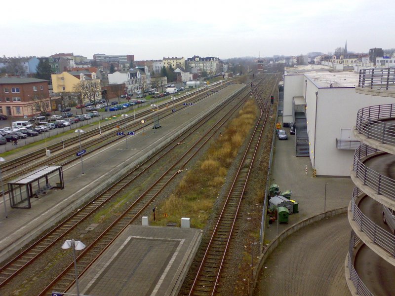 Ausfahrt aus dem Bahnhof, hinten in der der mitte des Bildes kann man noch das Stellwerk sehen wo auch der Bahnbergang Luisenstrae verluft (5 Gleisig).