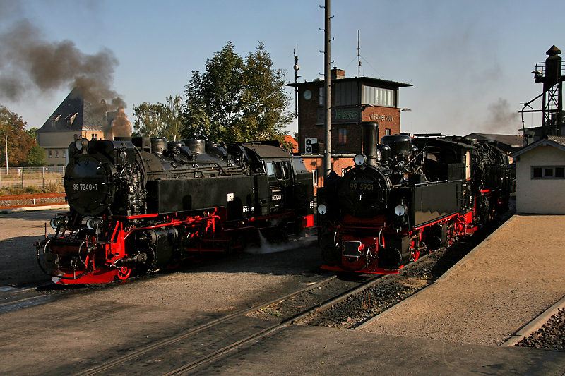 Ausfahrt aus dem Bahnhof Wernigerode vom letzten Wagen aus gesehen: hier beginnt die Fahrt zum Brocken.
Zwei weitere Lokomotiven warten auf ihren Einsatz.
(27.09.2009)