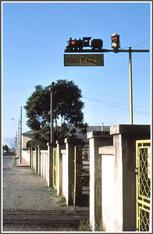 Ausfahrt aus dem Dampf-Betriebswerk Tubarao/Santa Caterina im Sden Brasiliens. Das Blinklicht in der Dampflok warnte Bentzer der ffentlichen Strasse vor dem BW vor dem Herannahen der riesigen Meterspurloks. Die Eisenbahn der RFFSA Region Santa Terezina wurde ausschliesslich mit Dampf betrieben und brachte lange Kohlezge aus dem Hinterland von Tubarao nach Imbituba in ein Kraftwerk einerseits und in den Atlantikhafen andererseits. (Archiv 04/1981)