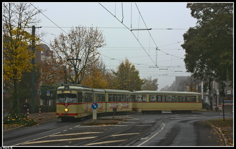 Ausfahrt aus der Haltestelle Volmerswerther Str. Bis in die 90er endete hier die Stra�enbahn mit einem Gleisdreieck.