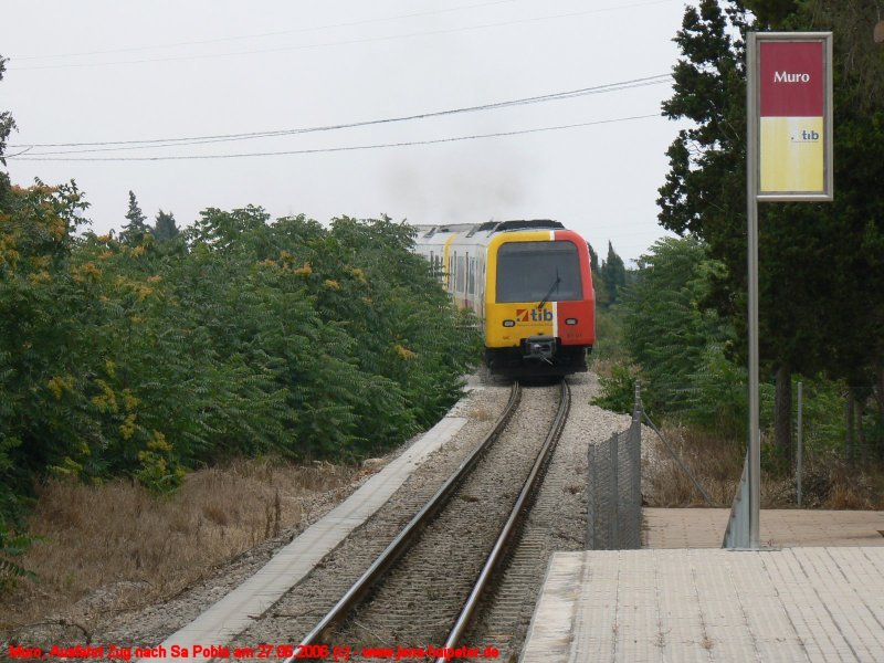 Ausfahrt aus Muro in Richtung Sa Pobla am 27.06.2006 CAF 61-01/02 und eine weitere 2-teilige Einheit.