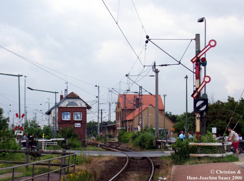 Ausfahrt aus Norddeich-Mole, bzw. Einfahrt in den Bf Norddeich. Signale und Bahnbergang werden vorrausichtlich 2008 Vergangenheit sein.