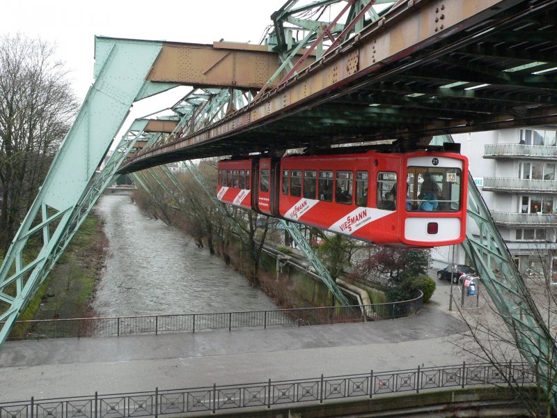 Ausfahrt aus der Station Landgericht, einer sch�nen, scheinbar original erhaltenen Schwebebahnstation. 21.3.2008