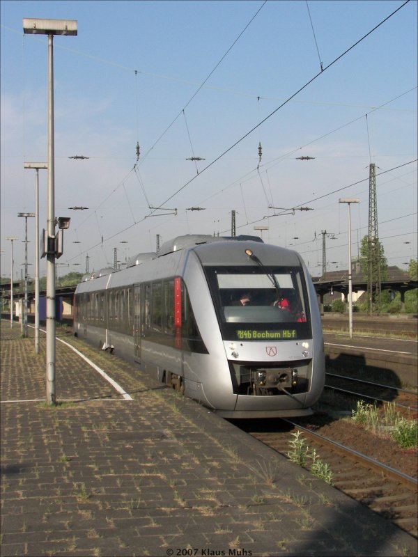 Ausfahrt aus Wanne-Eickel-HBf. Die RB46 (VT11002-1/Abellio-Rail) fhrt in Richtung Bochum. 04.05.2007