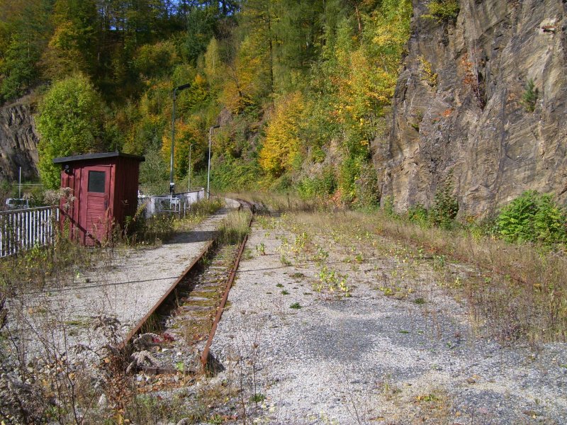 Ausfahrt Bahnhof Rabenau in Richtung Freital im Oktober 2007.