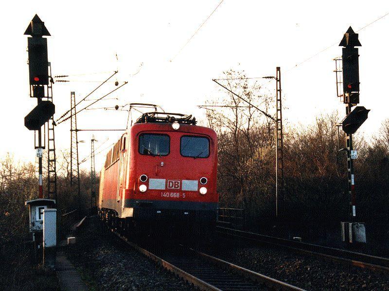 Ausfahrt der BR 140 668-5 aus Beuel Bf, Hhe Limperich-Nord, am 19.03.2003