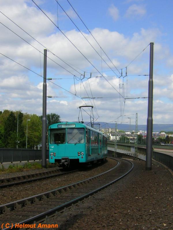 Ausfahrt des 1. Zuges der Linie U 2 aus der Station Heddernheim in Richtung Sdbahnhof am 10.05.2005 mit den U 2h-Triebwagen 353,352 und 329 bei sehr fotogener Wolkenbildung. 