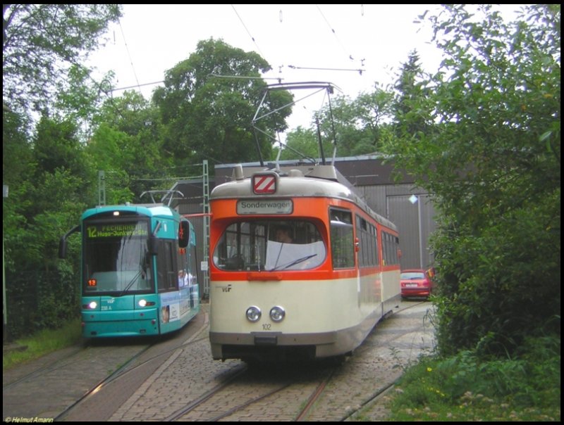 Ausfahrt des 13. Zuges der Linie 12 nach Fechenheim mit S-Triebwagen 238 aus der Schleife der Endhaltestelle Schwanheim / Rheinlandstra�e am 22.06.2006, daneben der M-Triebwagen 102 (ex602) in Warteposition f�r Rangierarbeiten an der Halle West des Verkehrsmuseums.