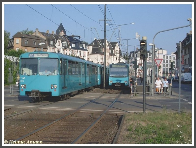 Ausfahrt des 9. Zuges der Linie U1 nach Ginnheim an der Station Wei�er Stein mit den U2h-Triebwagen 342 und 341, am Bahnsteig in die Gegenrichtung war gerade die Linie U2 zum S�dbahnhof mit einem Drei-Wagen-Zug vom Typ U4 eingefahren. 