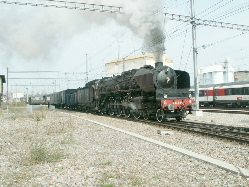 Ausfahrt des Dampfsonderzuges vom Verein 241.A.65 mit gleichnahmiger Dampflok(ex.SNCF)aus dem Bahnhof Romanshorn
in Richtung St.Gallen.04.04.09