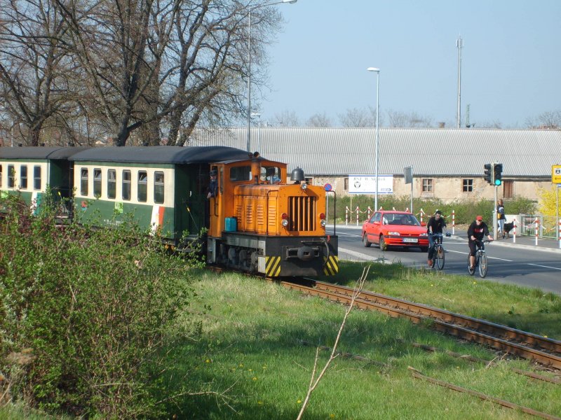 Ausfahrt des DBG 132 am 12.04.07 aus Oschatz HBF. Hier fhrt der Zug gerade in das Dreischienengleis ein!