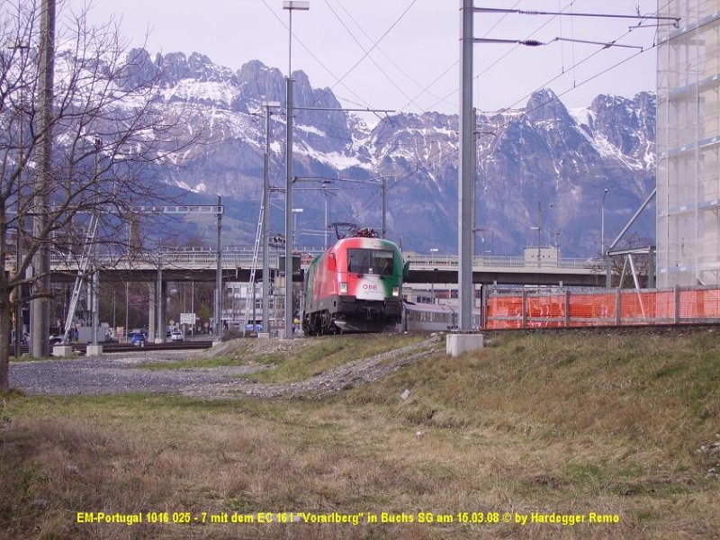 Ausfahrt des EC 161  Vorarlberg  mit der EM-Portugal 1016 027-5 an der Spitze.
Buchs SG 15.03.08