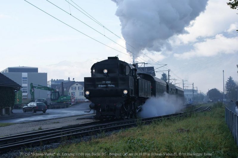 Ausfahrt des Extrazuges mit 77.250 an der Spitze.
Als Anhngelast waren 3 Nostalgie-Wagen dabei, die infolge fehlender Dampfheizung, die Nacht davor in Buchs SG dauernd vorgeheizt wurden.
24.10.09 Schaan-Vaduz