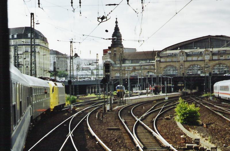 Ausfahrt des FLX 88174 aus Hamburg Hbf. nach Padborg. Ausfahrt erfolgt von Gleis 5. Schublok ES 64U2-035 (Displok). Ganz rechts auen fhrt der IC nach Stuttgart ein.