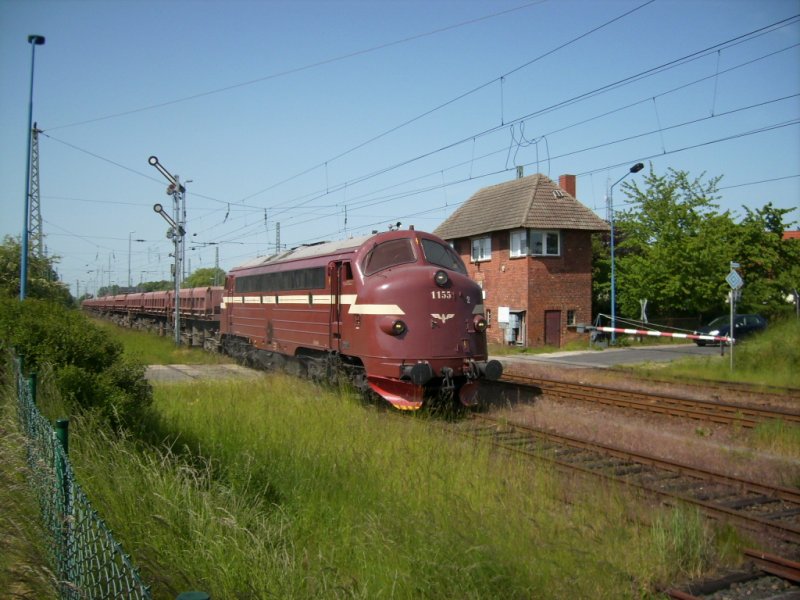 Ausfahrt des Gterzuges in Richtung Demmin - Neubrandenburg - Neustrelitz aus Gleis 3. Die NOHAB hat trotz des leeren Zuges und Schub durch die V180 ein beachtlichen Sound entwickelt.