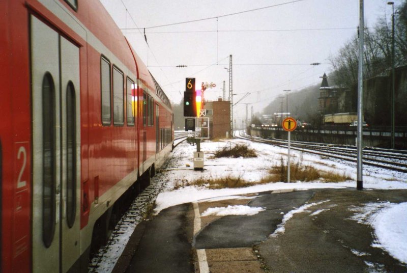Ausfahrt des RE nach Nrnberg im Bahnhof Coburg am 27.12.2007.
Im Hintergrund das Stellwerk welches am 16.12.07
auer Betrieb genommen wurde und durch das neue ESTW
ersetzt wurde. Das Formsignal wartet auf die Demontage.