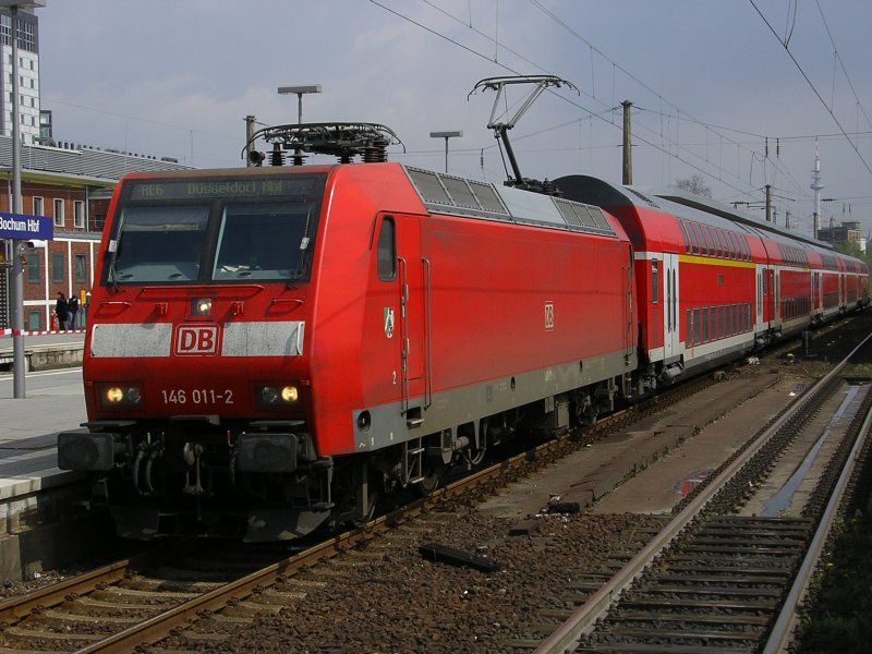 Ausfahrt des RE6 Minden - Dsseldorf aus Bochum Hbf., voraus die 146 011-2.(25.04.2008)