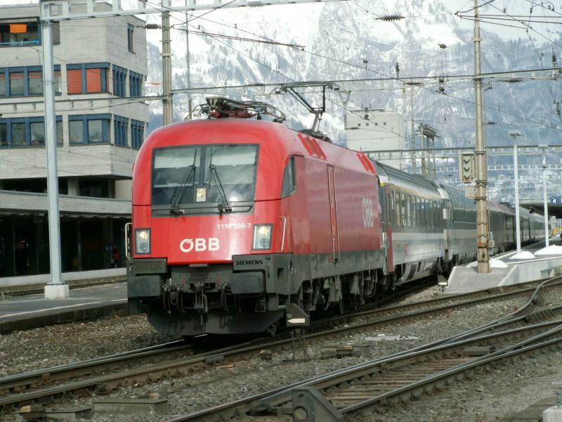 Ausfahrt des  Transalpin  mit 1116 256-7 nach Wien im Grenzbahnhof Buchs/SG.10.03.06