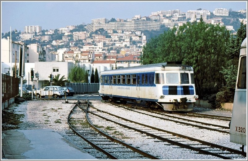 Ausfahrt eines Autorail aus dem Bahnhof Nizza. (Archiv 03/90)
