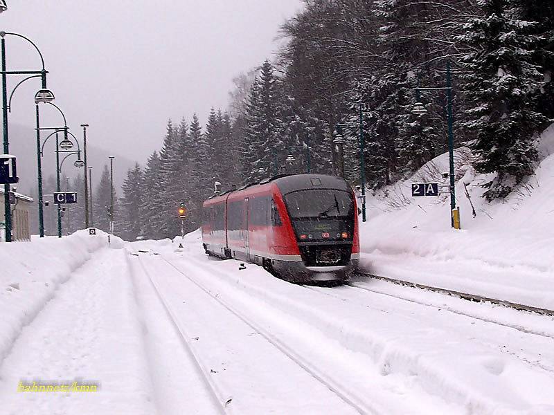 Ausfahrt eines DESIRO der Deutschen Bahn (BR 642) aus dem winterlichen Bahnhof Oberhof.